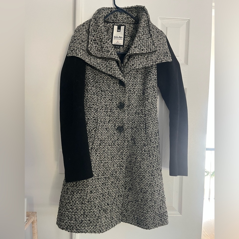 Soïa & Kyo Herringbone coat with removable bib. In great condition, size XS.